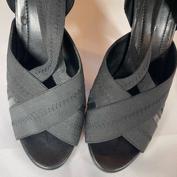 NWT Black BCBG Platform heels. Beautiful shoe. - Picture 6 of 8